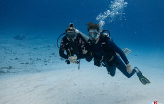 Plongeurs explorant les fonds marins de Playa del Carmen, Mexique
