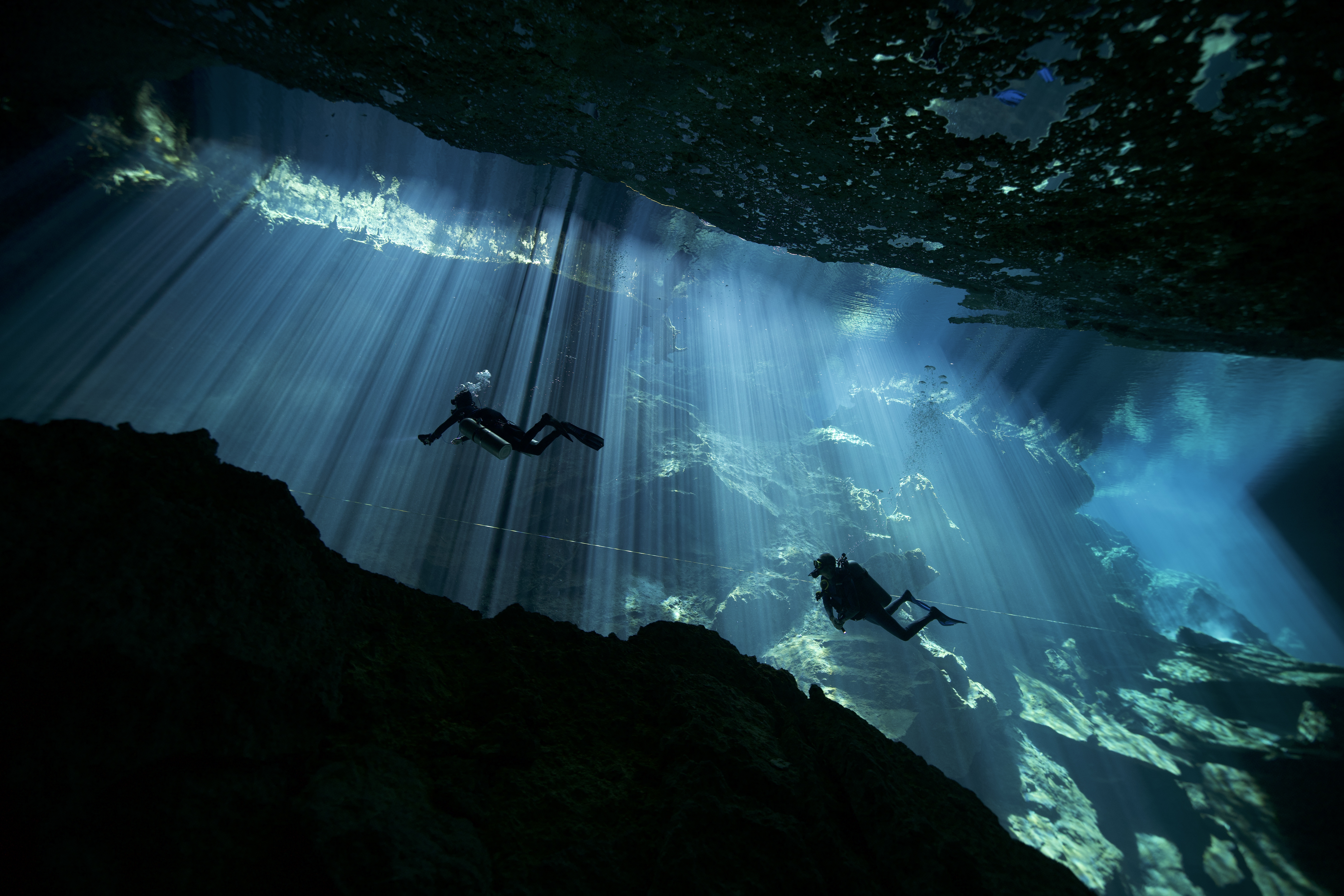 Plongée dans un cénote mexicain avec jeux de lumière subaquatiques